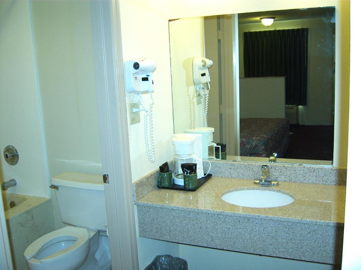 Travelers Inn & Suites سمتر المظهر الخارجي الصورة