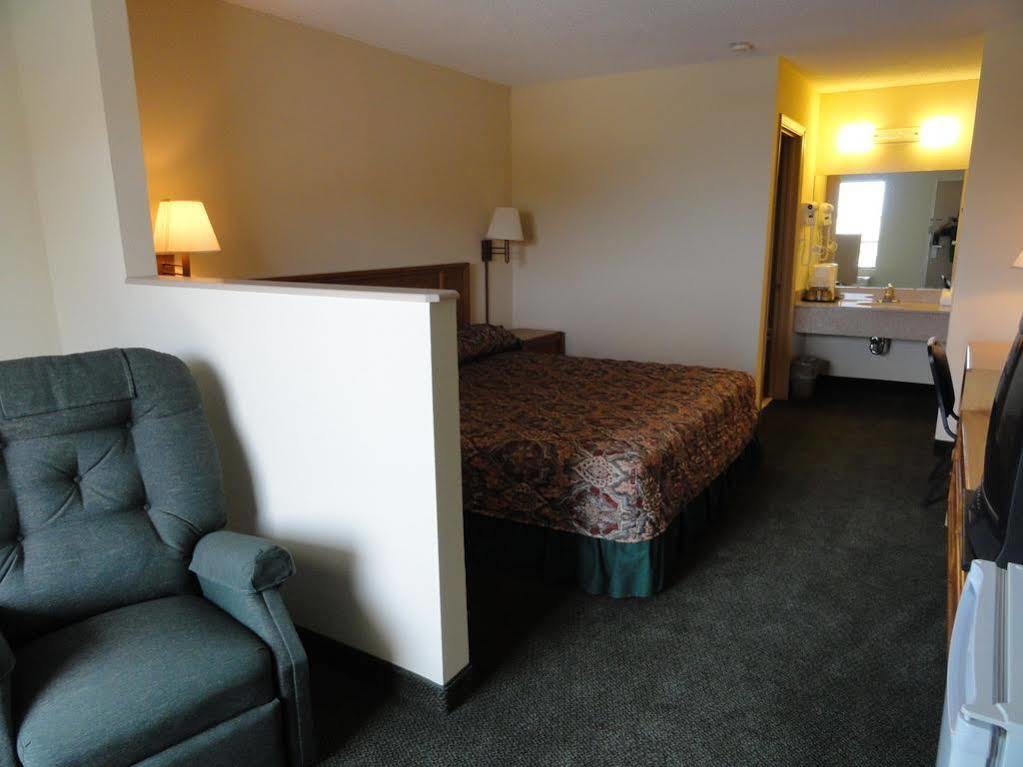 Travelers Inn & Suites سمتر المظهر الخارجي الصورة