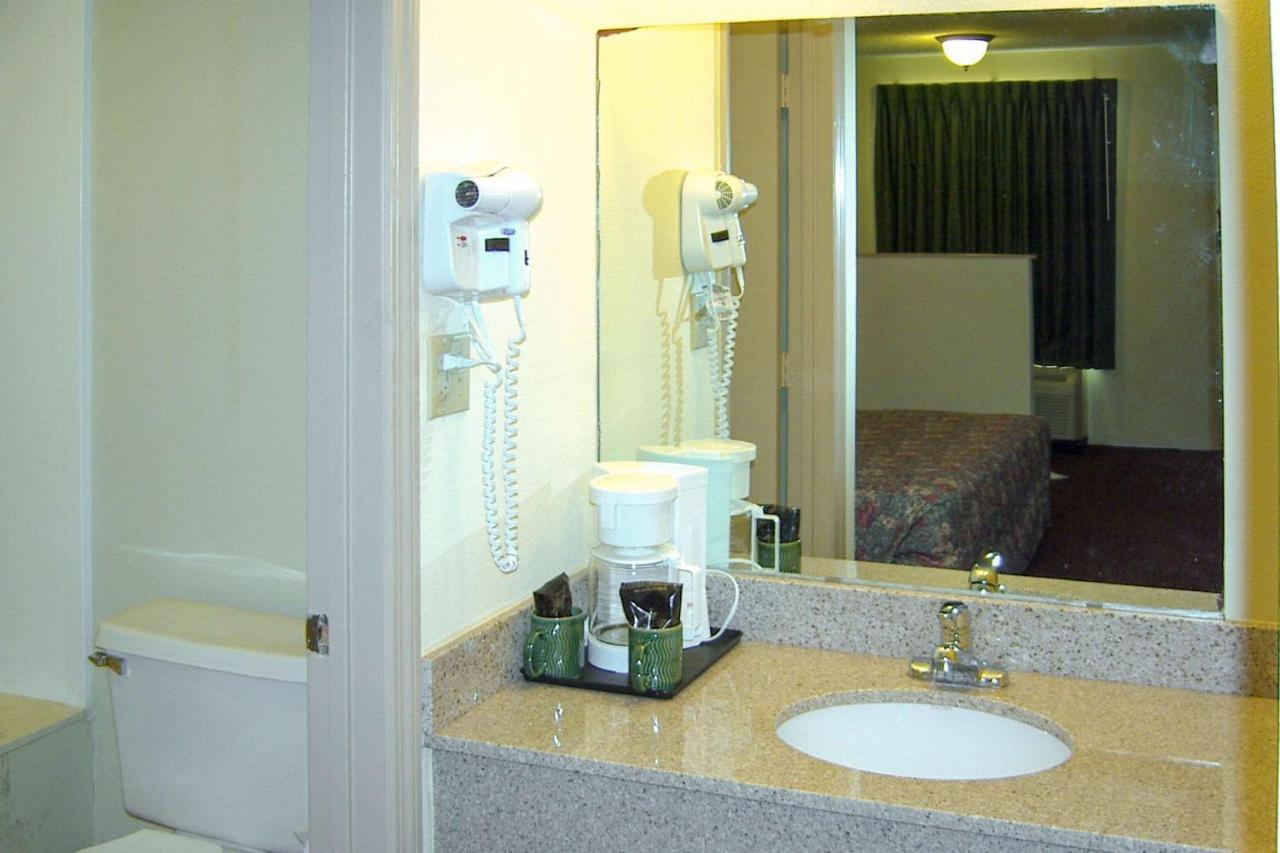 Travelers Inn & Suites سمتر المظهر الخارجي الصورة